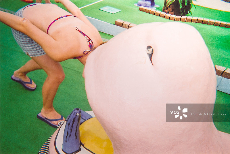 夏季假期中爱玩耍的女子复古趣味照片图片素材