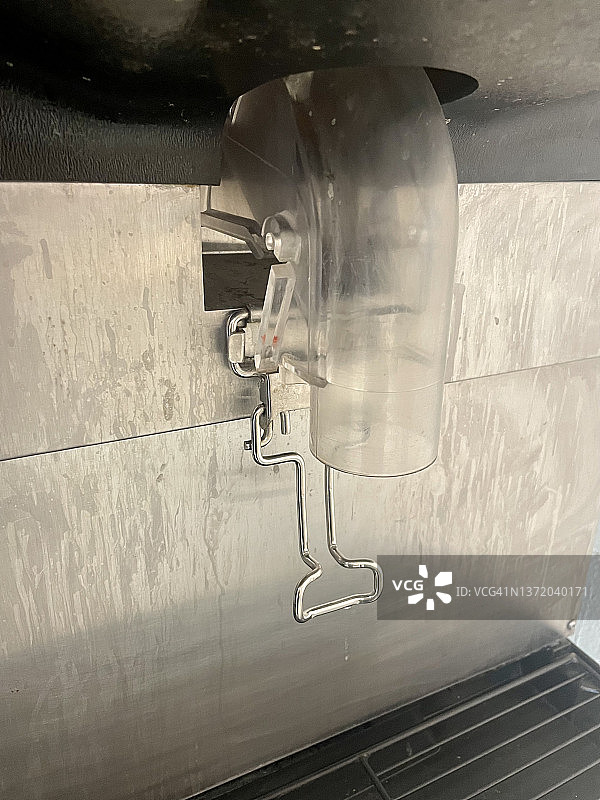 制冰机上的杯子分配器图片素材