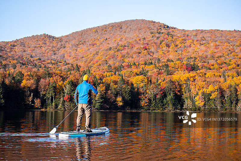 男人在魁北克省翠湖山国家公园的湖上划桨图片素材