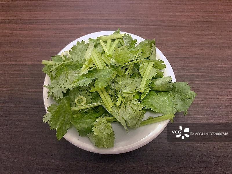 桌子上的碟装香菜图片素材