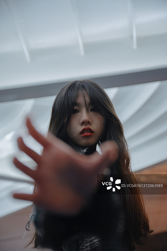 伸手向人群的亚洲女孩图片素材