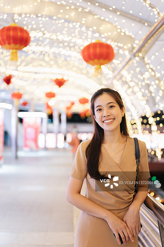 在泰国曼谷沙吞区宗农西轻轨站，放松的职场女性走向车站图片素材