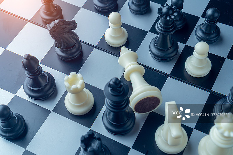 棋盘游戏中掉落的国王图片素材