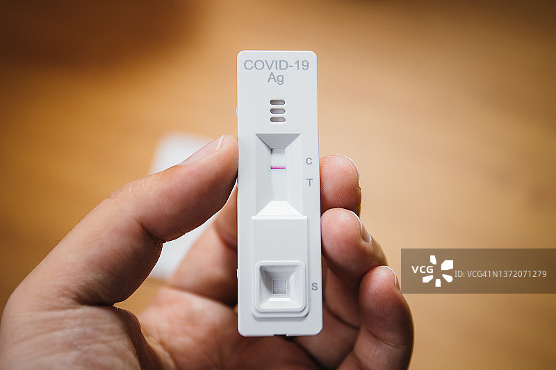 手持新冠快速检测阴性结果图片素材