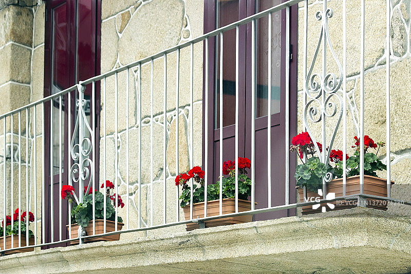 带有花盆的阳台和石墙图片素材