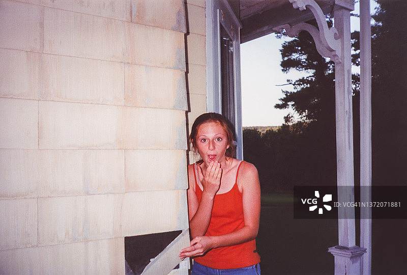 房屋修缮：拿着旧房子瓦片的2000年代复古青少年图片素材