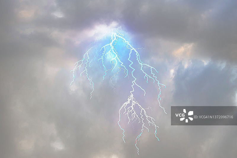 不同天气下的天空景象：暴风雨天气和闪电图片素材