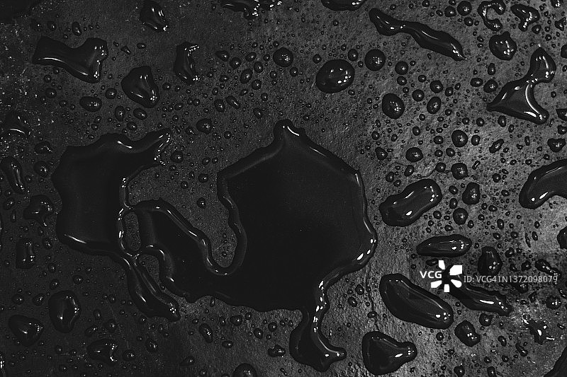 浴室地板上的水坑图片素材