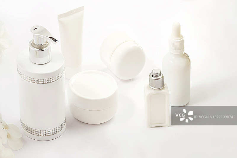 白色背景上的奢华化妆品图片素材
