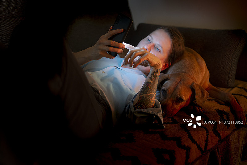 在有狗的公司里使用手机的女人图片素材