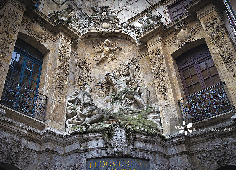 法国鲁昂大钟附近的雕塑图片素材