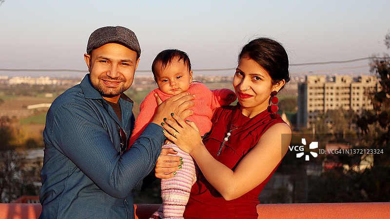 父母与可爱小女儿在印度戈马塔吉里寺图片素材