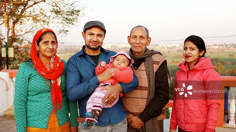 一家人站在印度中央邦Gommatagiri Digambar Jain寺庙的屋顶上图片素材