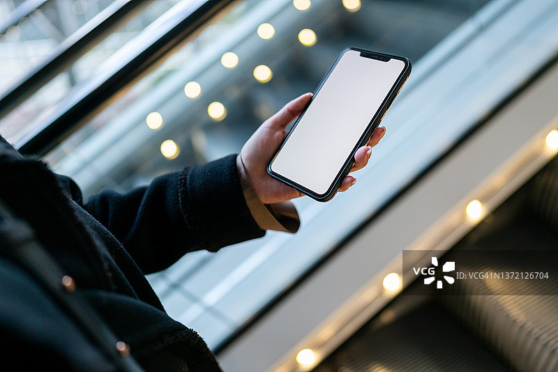 上楼梯时的手机互动图片素材