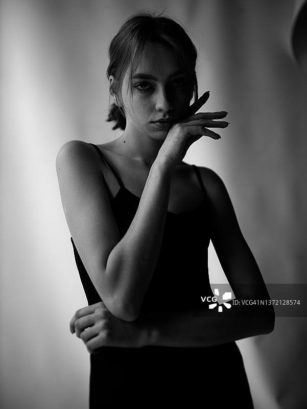 黑白人像：看着镜头的年轻女人图片素材