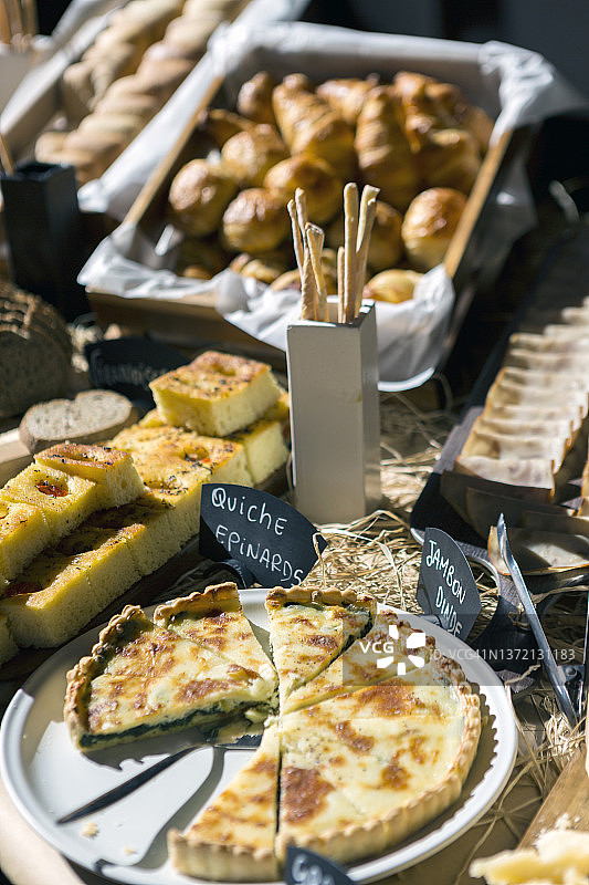 乳蛋饼和奶酪拼盘，马拉喀什，摩洛哥图片素材