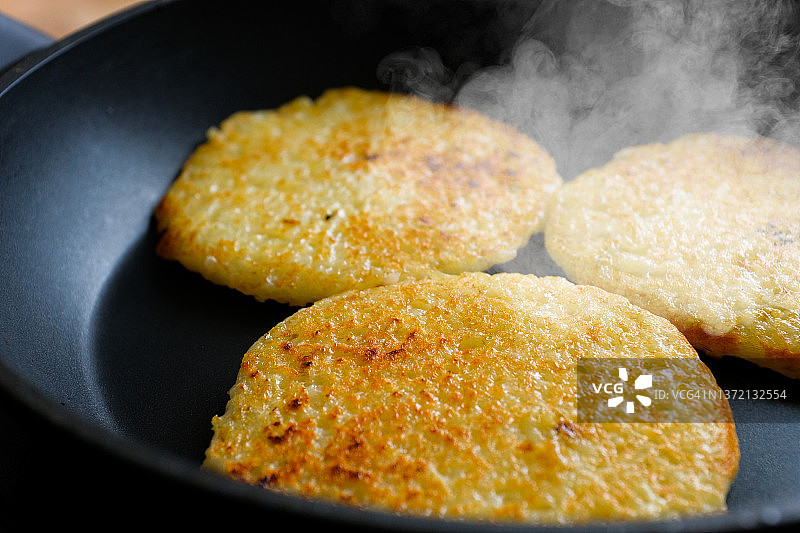 家常金黄土豆饼：美味早餐的制作图片素材