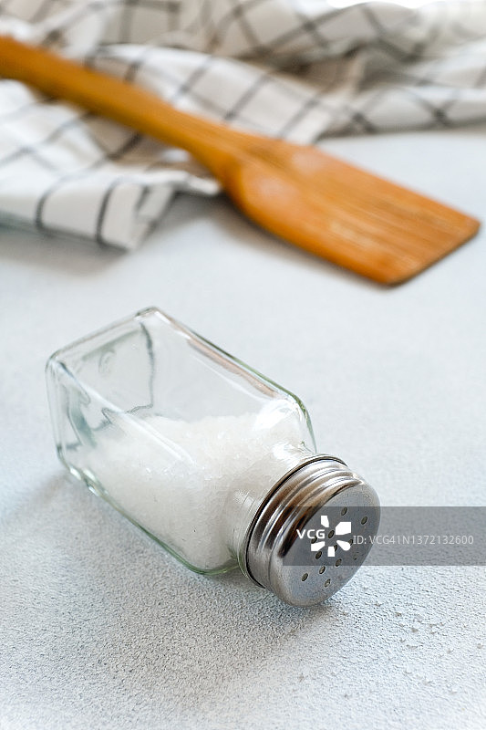 干净的木制锅铲、厨房用巾和调味罐：餐厅、咖啡馆及家庭厨房烹饪理念图片素材