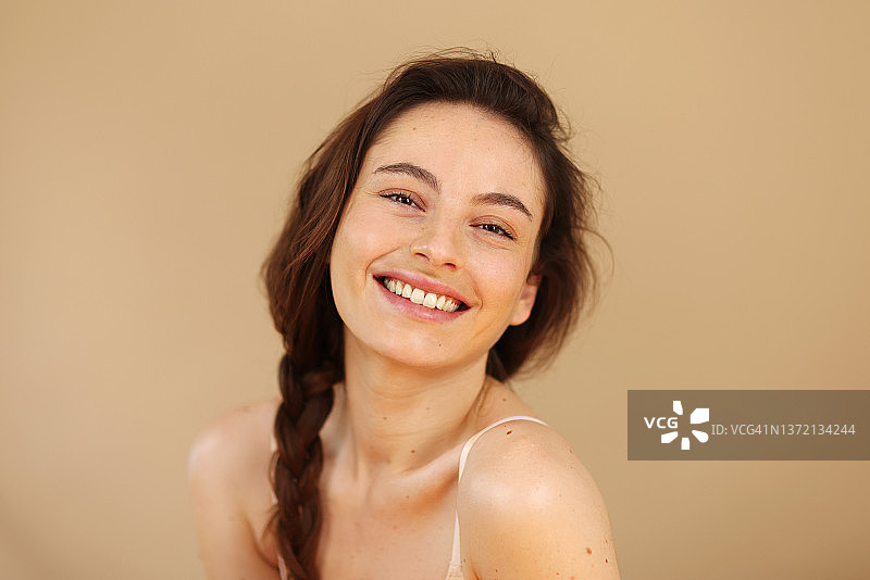 黑发美女的肖像图片素材