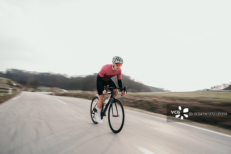 乡间公路飞驰的骑行者图片素材