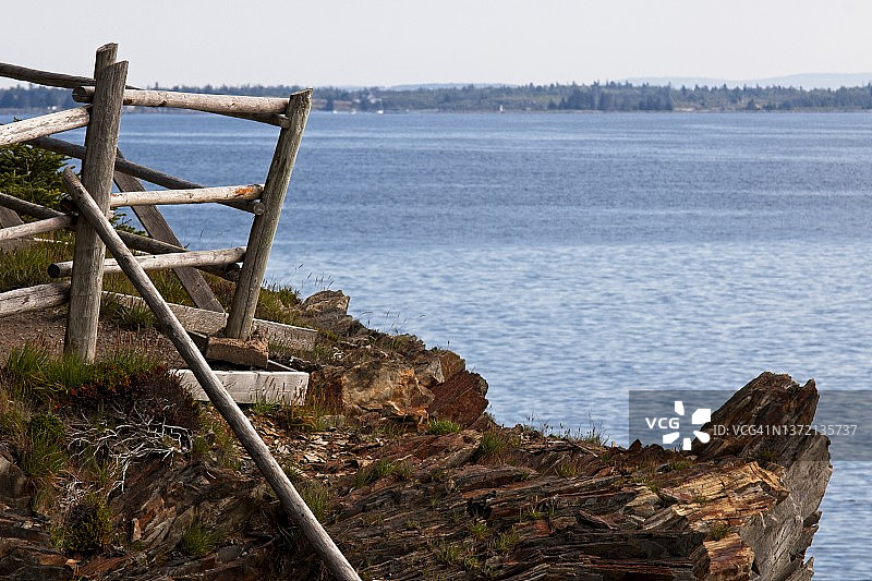 海蚀洞小路上的瞭望点图片素材