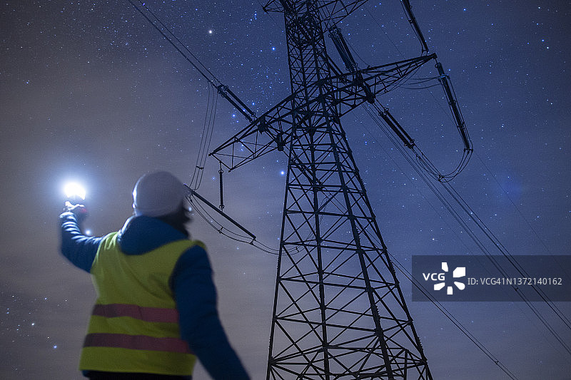 夜间作业的高压工程师图片素材