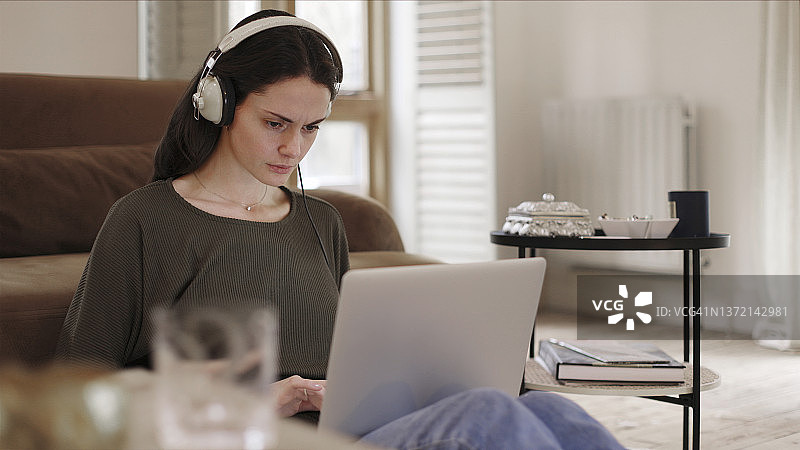 用笔记本电脑和耳机放松工作图片素材