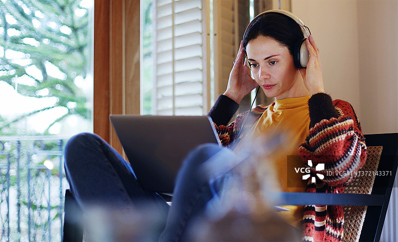 窗边椅子笔记本电脑女人图片素材