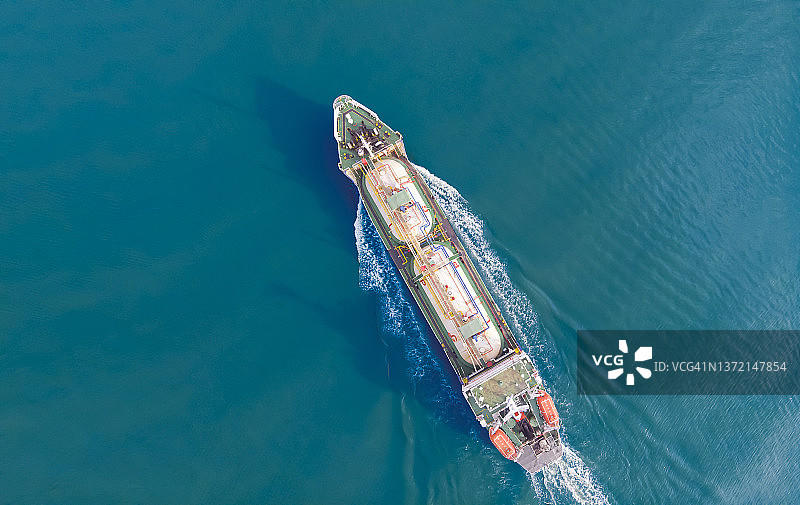 蓝色海域中高速行驶的液化石油气船鸟瞰图：炼油业务运输图片素材