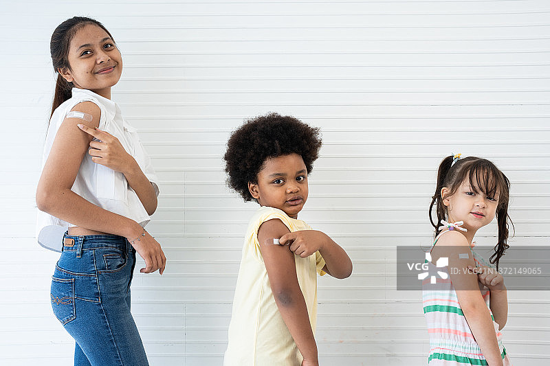 接种疫苗后展示手臂的孩子图片素材