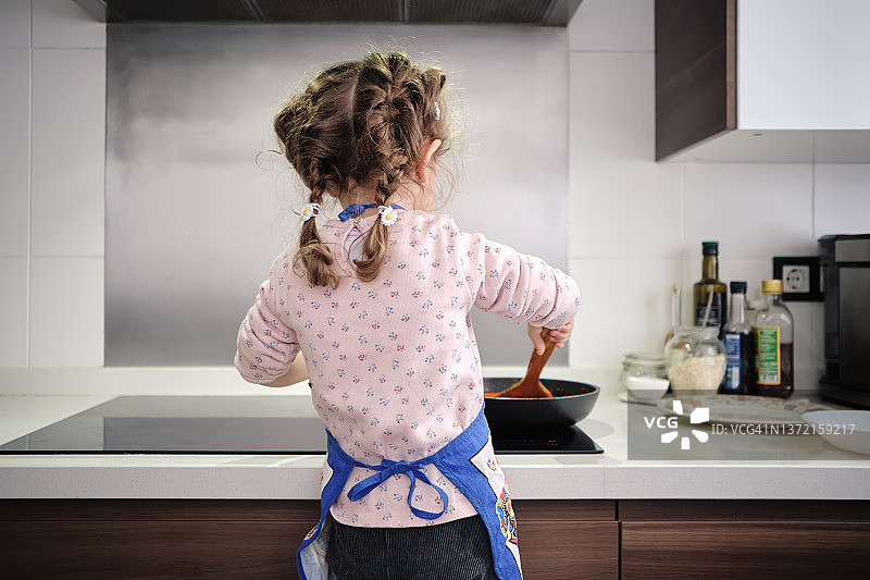 小女孩制作食物图片素材
