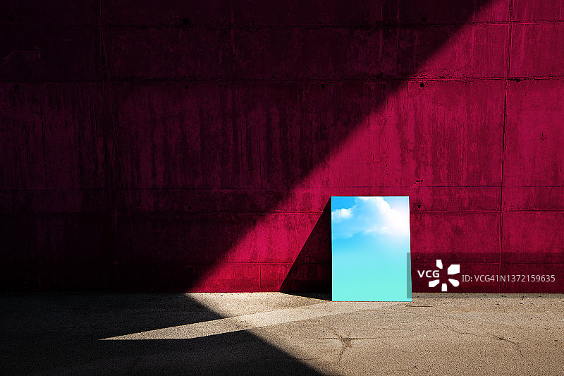 极简建筑中反射天空的镜子的概念图片，红色墙壁。图片素材