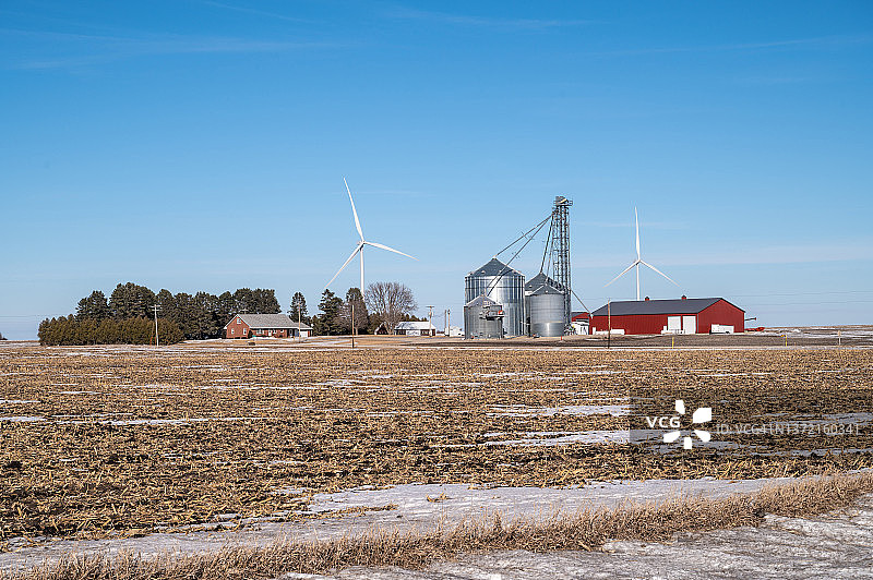 爱荷华州农场与背景中的风力涡轮机图片素材