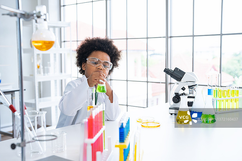 男孩在实验室里做实验，发生爆炸。科学与教育图片素材