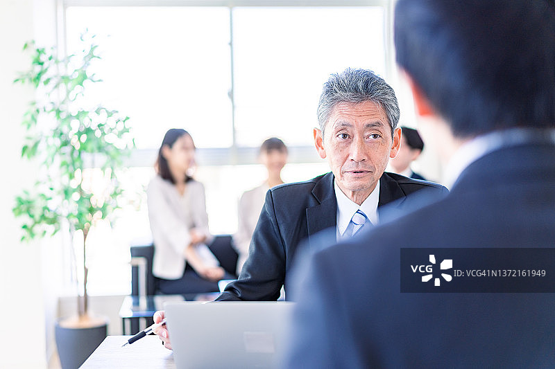 销售员参加商务会议图片素材