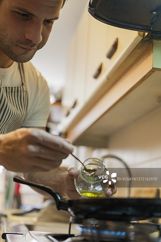 男子享受居家隔离时光图片素材