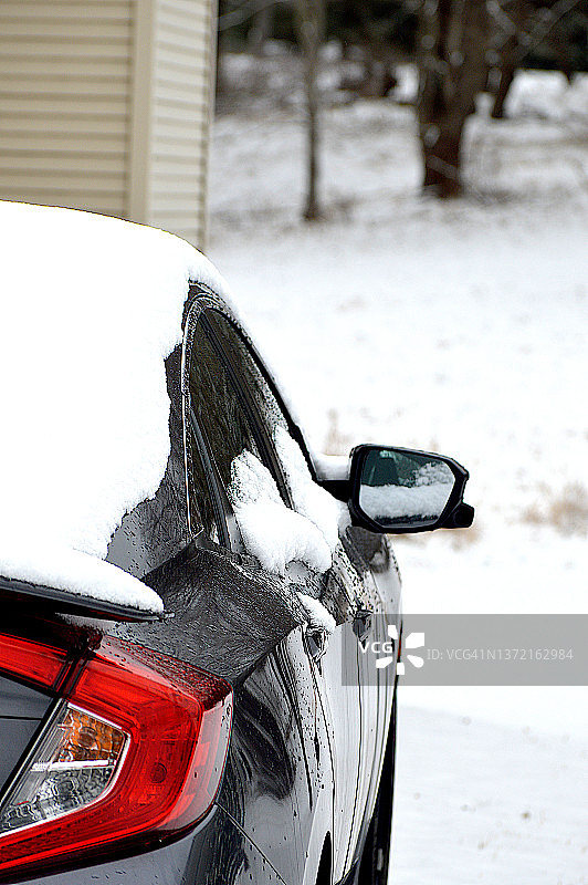 被雪覆盖的汽车图片素材