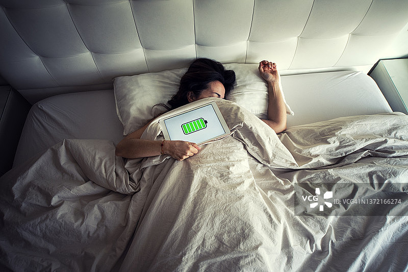 居家充电放松图片素材