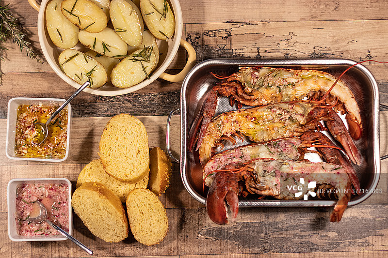 烤龙虾配烤土豆面包蒜蓉酱图片素材