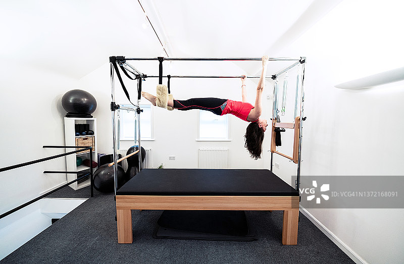 在工作室做普拉提的女人图片素材