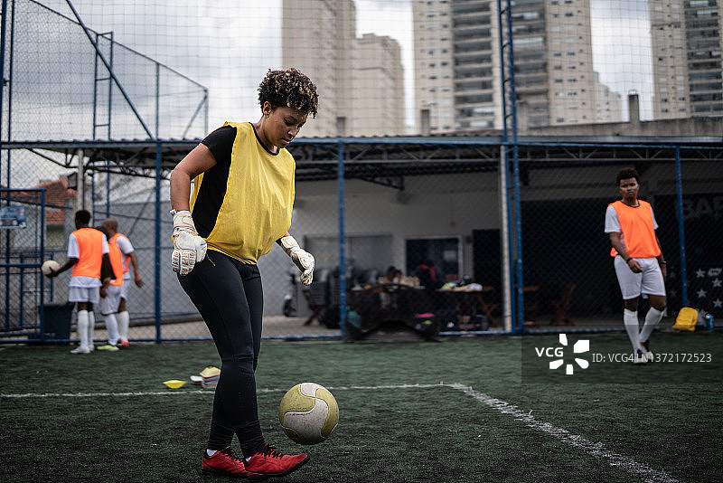 女足球运动员训练图片素材