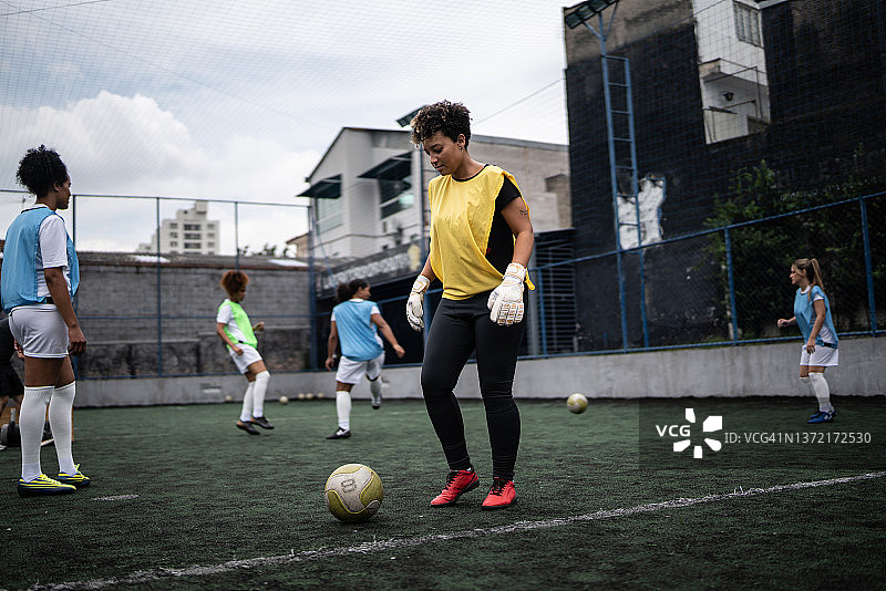 女足球运动员训练图片素材