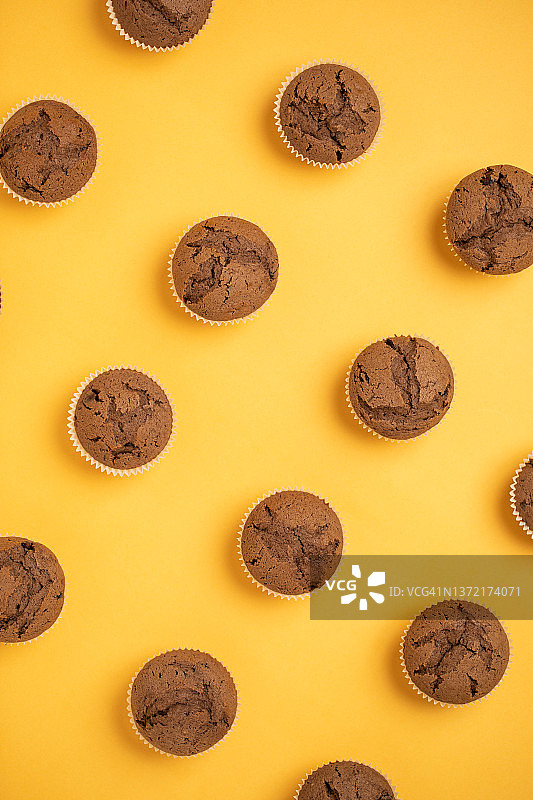 黄色背景巧克力玛芬蛋糕图片素材