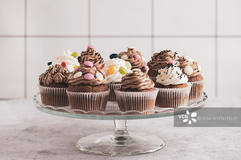 带有波尔卡圆点图案的快乐蛋糕图片素材