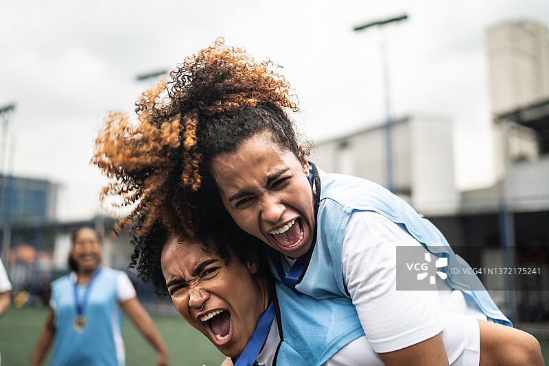 庆祝赢得奖牌的女足球运动员图片素材