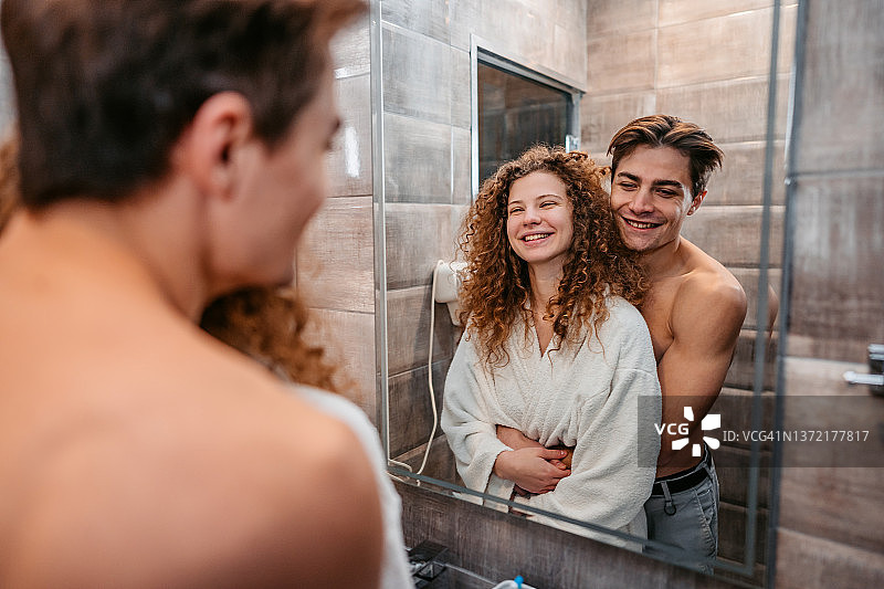 年轻情侣在浴室拥抱图片素材