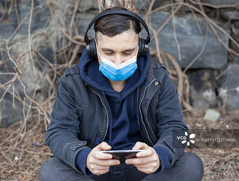 年轻有魅力的男子使用智能手机的肖像图片素材