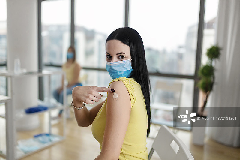 疫苗接种后的青少年肖像图片素材