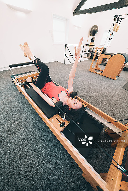 在工作室做普拉提的女人图片素材