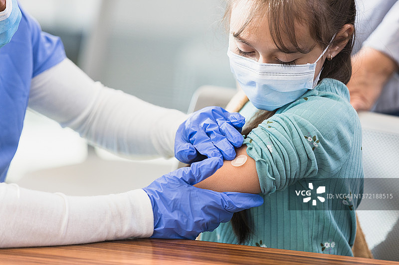 护士正在包扎绷带图片素材